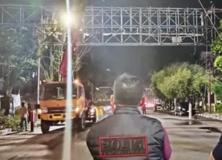 Langgar Aturan, Bando Reklame di Jalan Ahmad Yani Pekanbaru Dibongkar