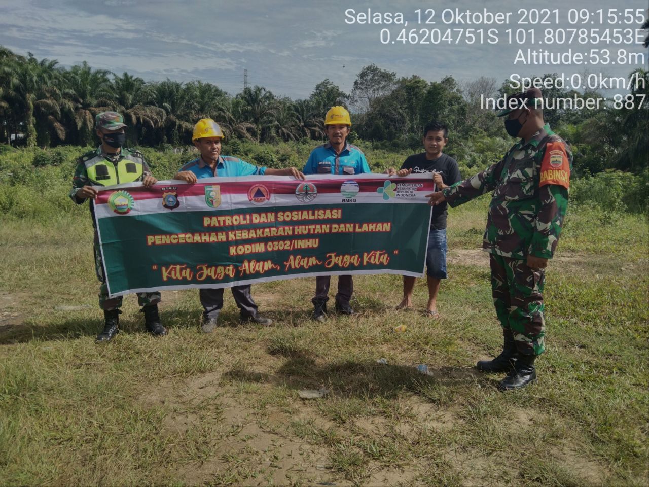 Anggota Bintara Pembina Desa Koramil 06/Cerenti Terus  Sosialisasikan Dan Patroli Tentang Bahaya Karhutla Di Wilayah Binaannya