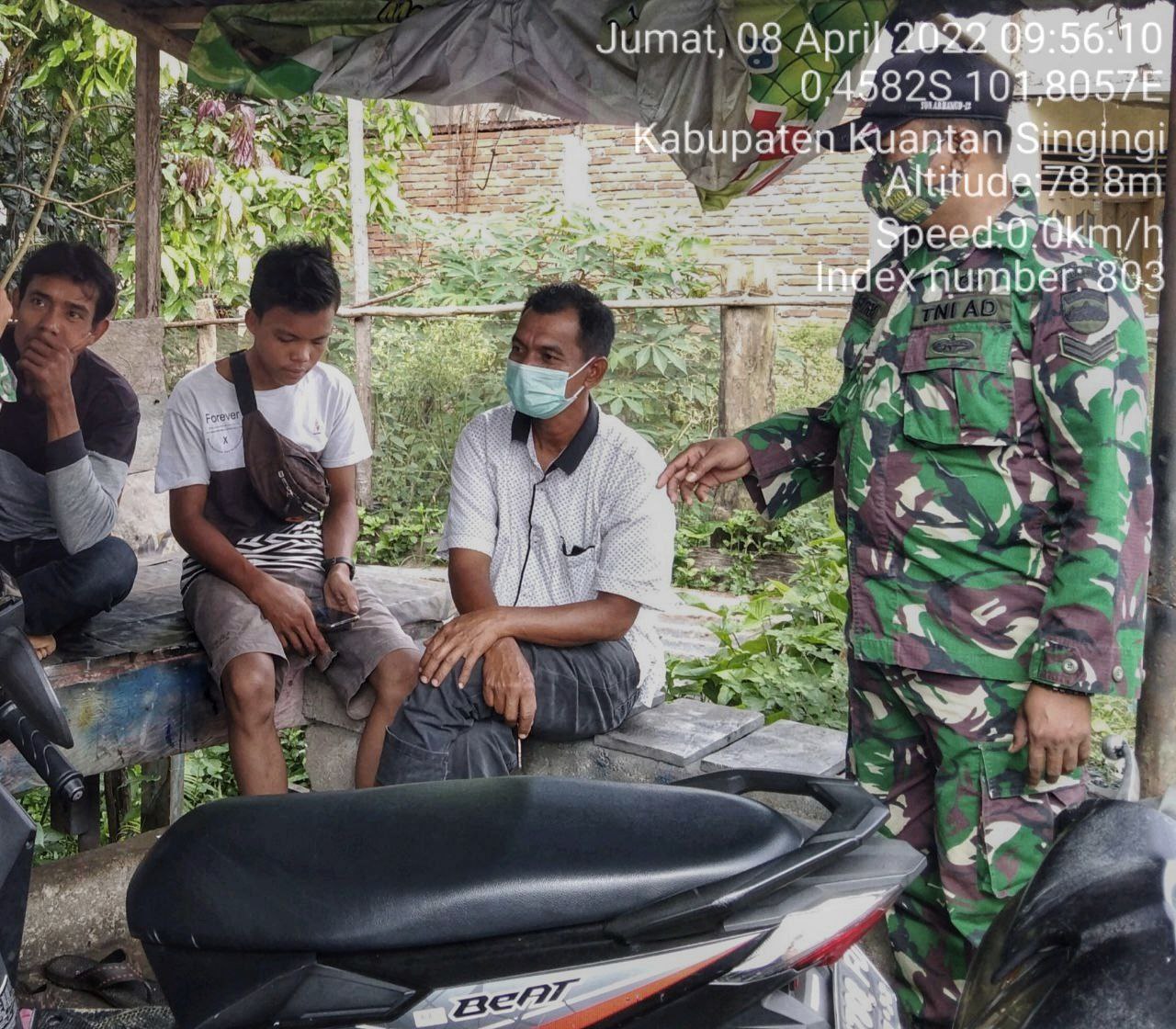 Sertu Heriyus Saputera Babinsa Koramil 06/Cerenti  Kodim 0302/Inhu Melaksanakan Komsos Dengan Masyarakat di Ketaping Jaya Kecamatan Inuman Kabupaten Kuansing