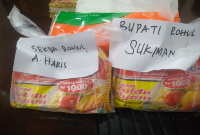 Bupati, Sekda dan Seluruh Anggota DPRD Rohul Dapat Paket Sembako dari Masyarakat