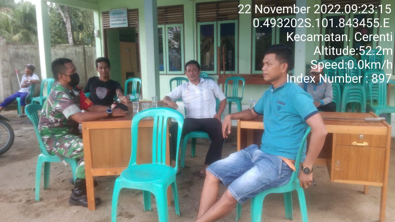 Babinsa Koramil 06 /Cerenti Kodim 0302/ Inhu Komsos Dengan Warga di Desa Tanjung Medan Kecamatan Cerenti Kabupaten Kuansing