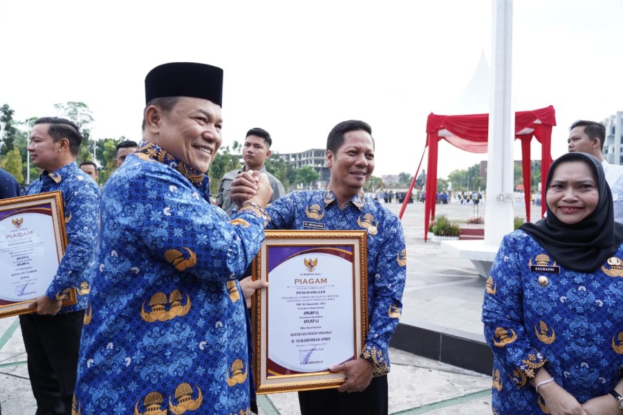 Hadiri Peringatan HKN Di Pekanbaru;  Bupati Suhardiman Terima Penghargaan UHC Dari Plt Gubernur Riau