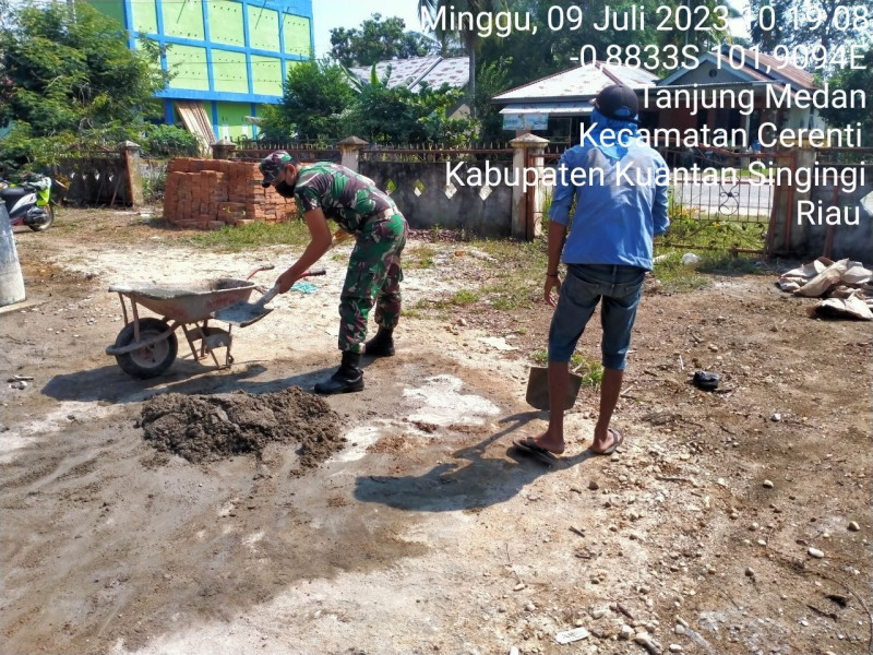 Jalin Kebersamaan Babinsa Koramil 06/Cerenti Kodim 0302/Inhu Bantu Warga Membuat Rumah Di Desa Tanjung Medan