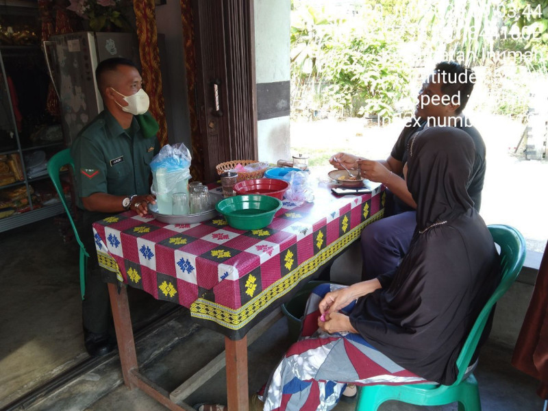Babinsa Koramil 06/Cerenti Kodim 0302/Inhu Lakukan Komsos Dengan Warga Binaan Di Desa Bedeng Sikuran Kecamatan Inuman Kabupaten Kuansing