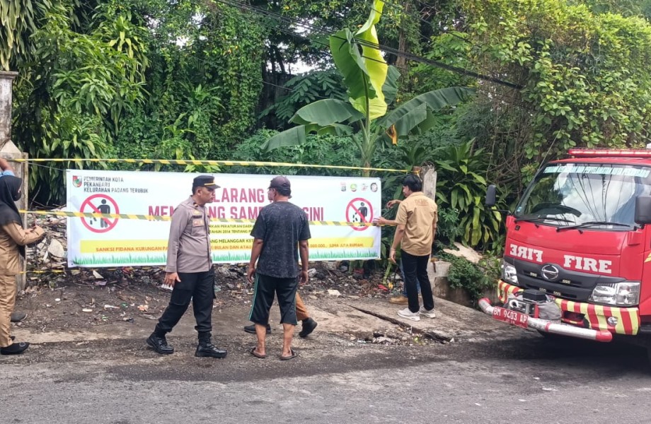 Warga Lapor, TPS Ilegal di Senapelan Langsung Ditutup dan Dipasangi Spanduk Imbauan