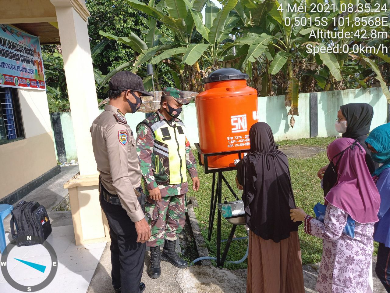 Babinsa Koramil 06/Cerenti Dim 0302/Inhu Kawal Pembagian BLT-DD Dengan Terapkan Prokes Covid-19