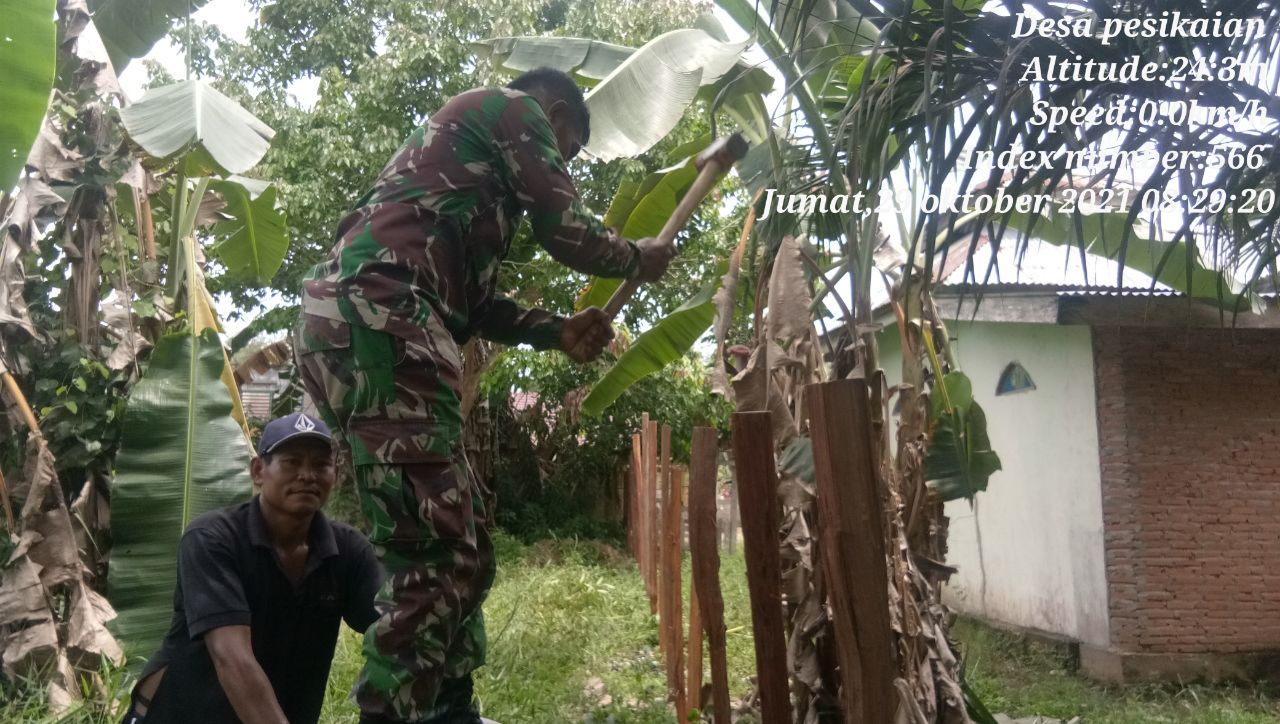 Babinsa Koramil 06/Cerenti Kodim 0302/Inhu Bersama Aparat Desa Dan Warga Goro Bangun Pagar Toga di Seberang Pulau Busuk