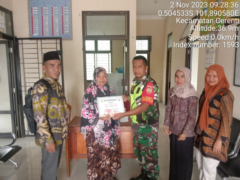 Babinsa Koramil 06/Cerenti Kodim 0302/Inhu Dampingi Penyaluran BLT Dana Desa