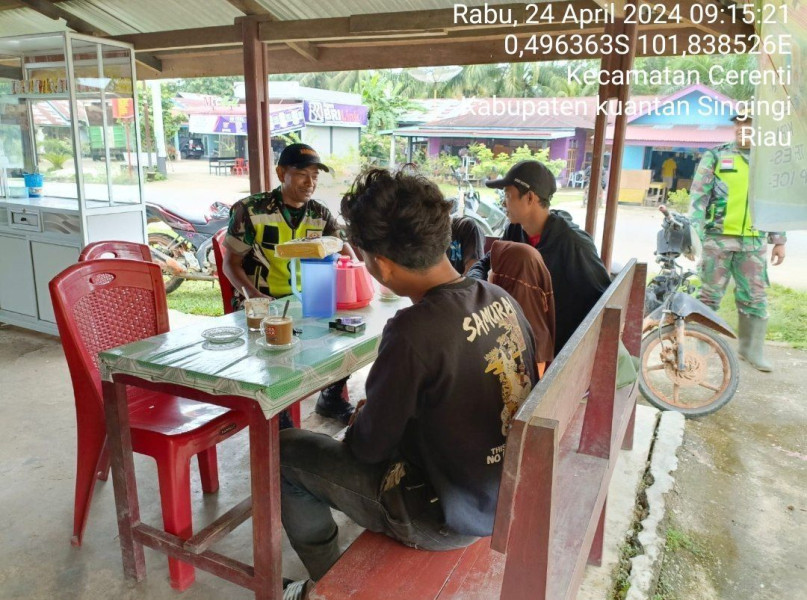 Di Pulau Bayur Babinsa Koramil 06/ Cerenti Kodim 0302/Inhu  Melakukan Kegiatan Komsos Dengan Masyarakat  Desa Binaan