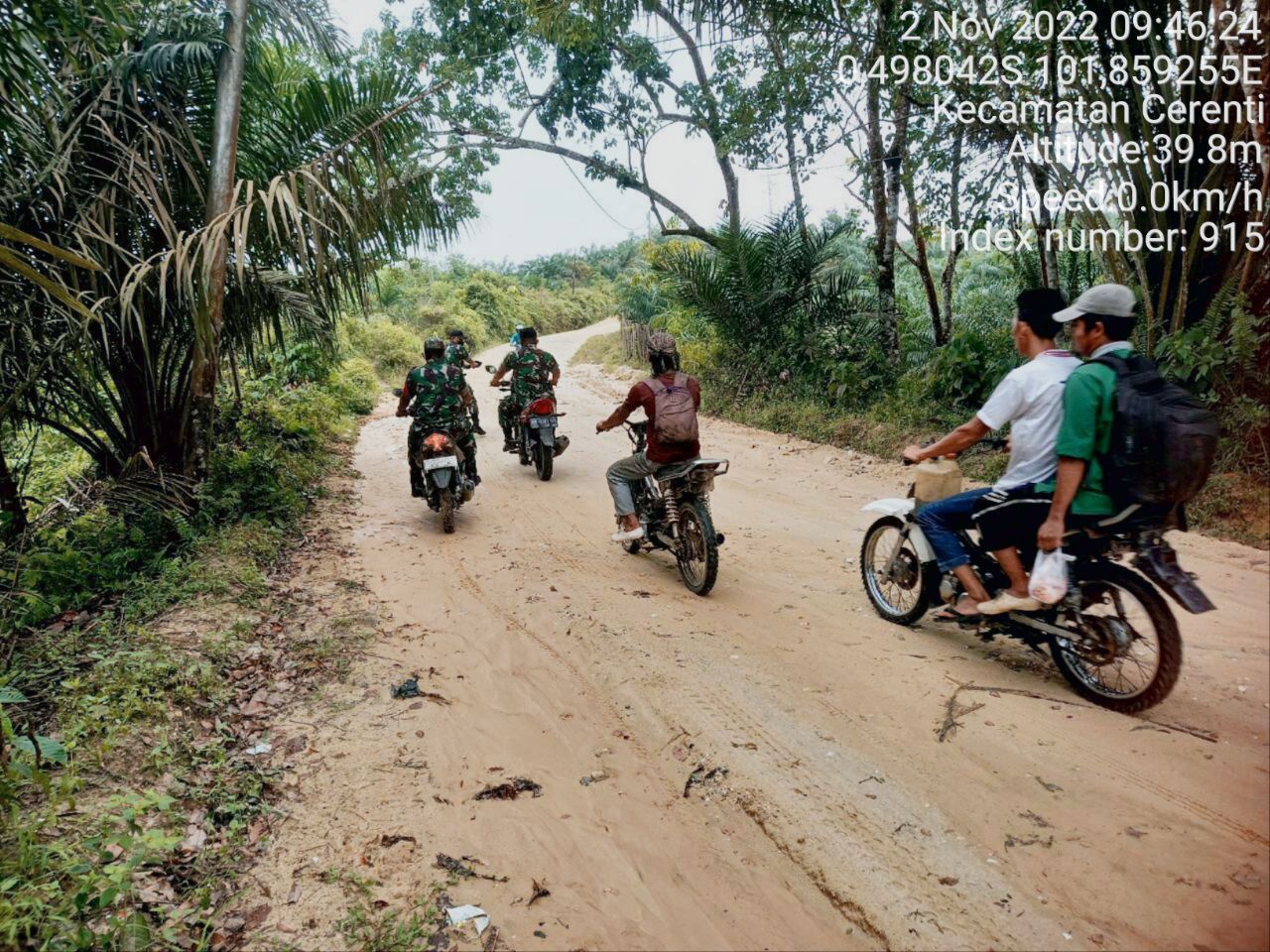 Babinsa Koramil 06/Cerenti Kodim 0302/Inhu, di Desa Kampung Baru Kecamatan Cerenti Laksanakan Patroli Untuk Cegah Kebakaran Hutan Dan Lahan