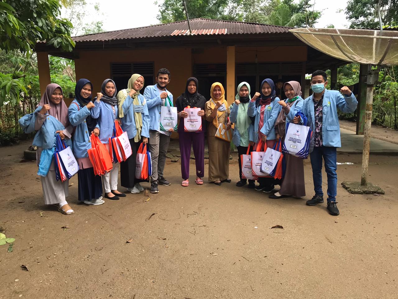 Pengabdian Mahasiswa UNRI dalam kegiatan perguliran buku di desa Rantau Sialang.