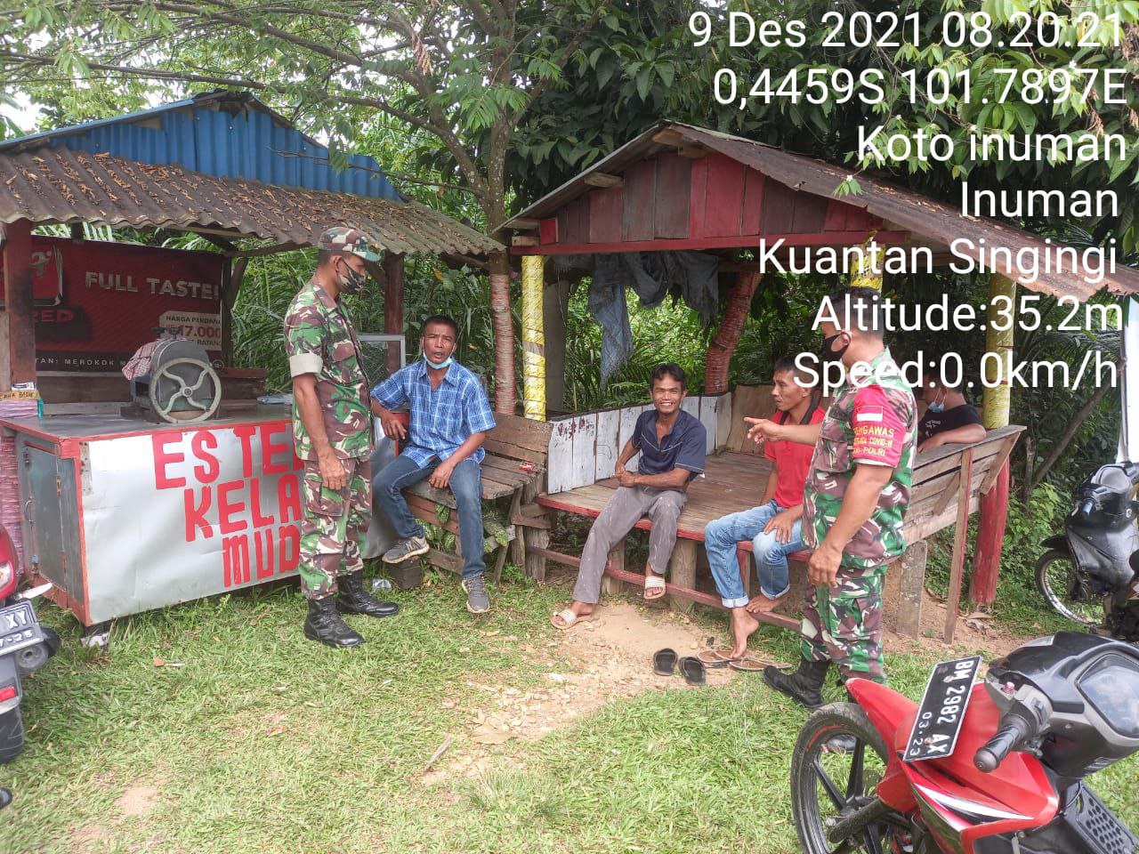 Sambangi Warga, Babinsa Ingatkan Prokes Covid-19 Kepada Warga Yang Diluar Rumah