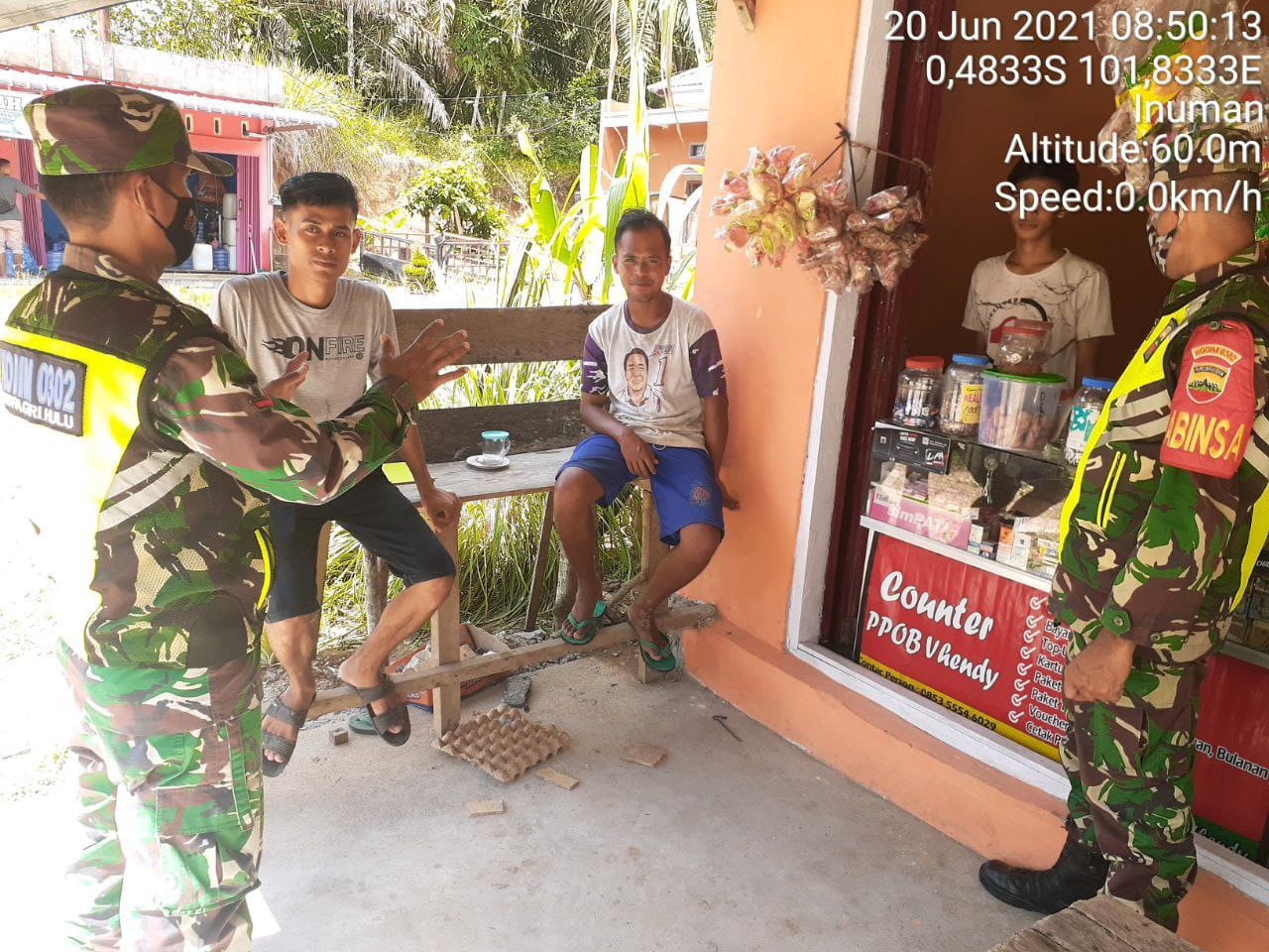 Babinsa Koramil 06/ Cerenti ,  Kodim 0302/ Inhu Himbau Warga Masyarakat Akan Pentingnya Penegakkan Protokol Kesehatan di Desa Bedeng Sikuran