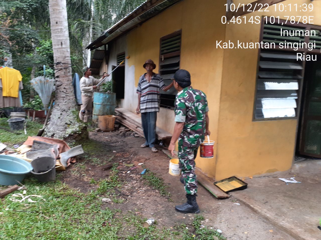 Bangun Keakraban Babinsa Koramil 06/Cerenti Kodim 0302/Inhu Bantu Perehapan Rumah Layak Huni Di Wilayah Binaan di Pulau Busuk Jaya Kecamatan Inuman 
