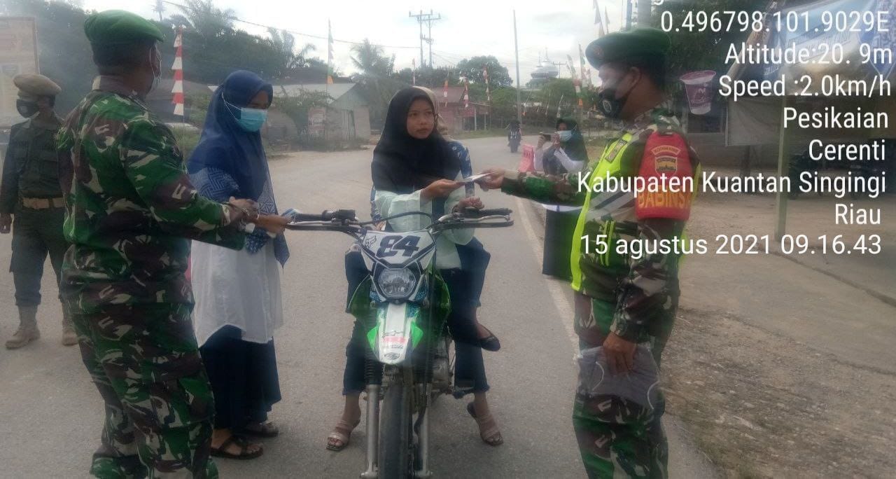 Serda Dumen Siregar Babinsa Koramil 06/Cerenti Kodim 0302/Inhu Bagikan Masker Gratis Sebagai Upaya MemperkeciL Penyebaran Virus Covid-19 di Desa Pesikaian