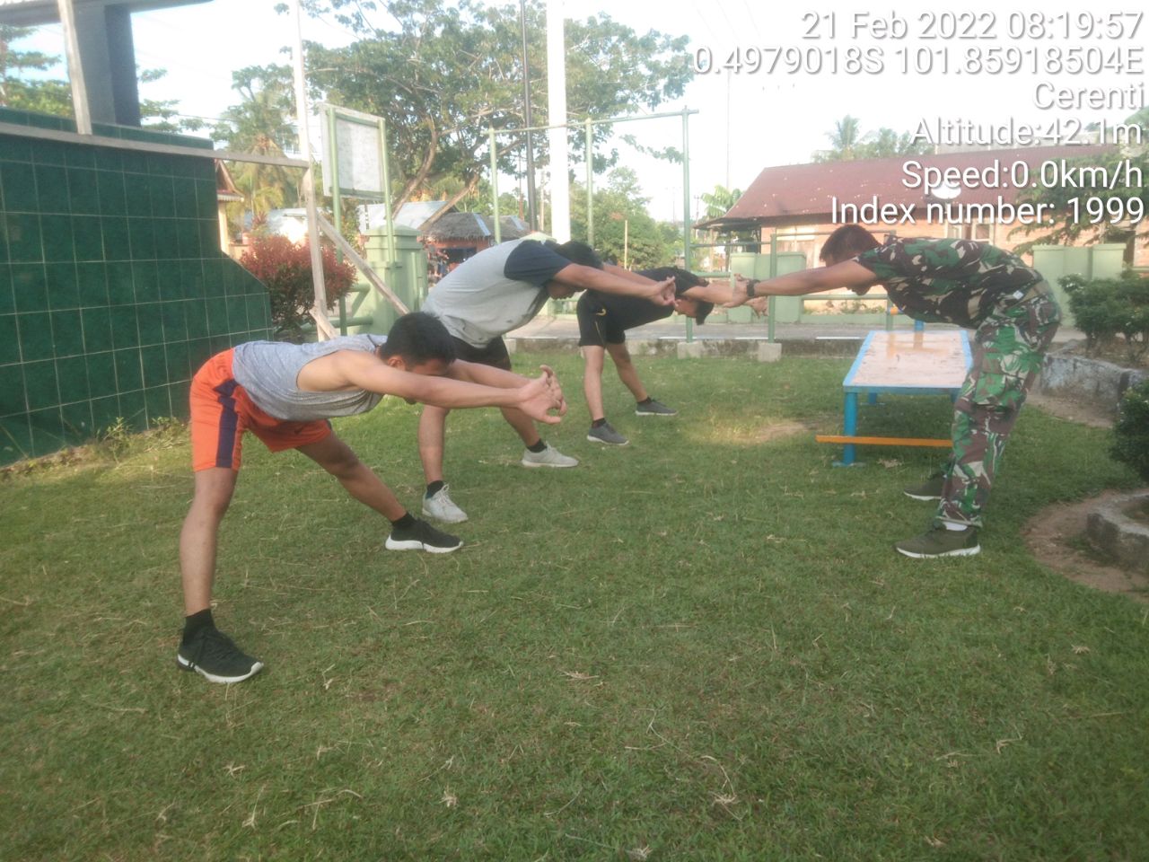 Kopda Junedi Babinsa Koramil 06/Cerenti Kodim 0302/Inhu Berikan Pelatihan Fisik Bagi Pemuda Yang Mau Daftar Tentara