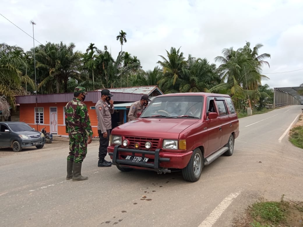 Didampingi TNI Gelar Operasi Yustisi, Polsek Langgam Disiplinkan Prokes Warga