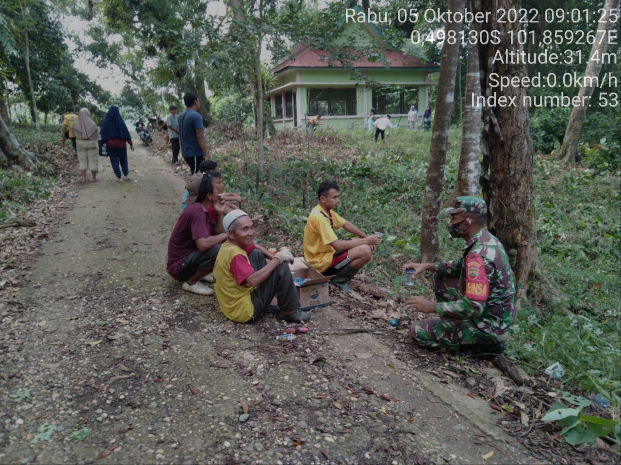 Jalin Hubungan Silaturahmi Dengan Baik, Babinsa Koramil 06/Cerenti Kodim 0302/Inhu Komsos Dengan Warga Desa Binaan