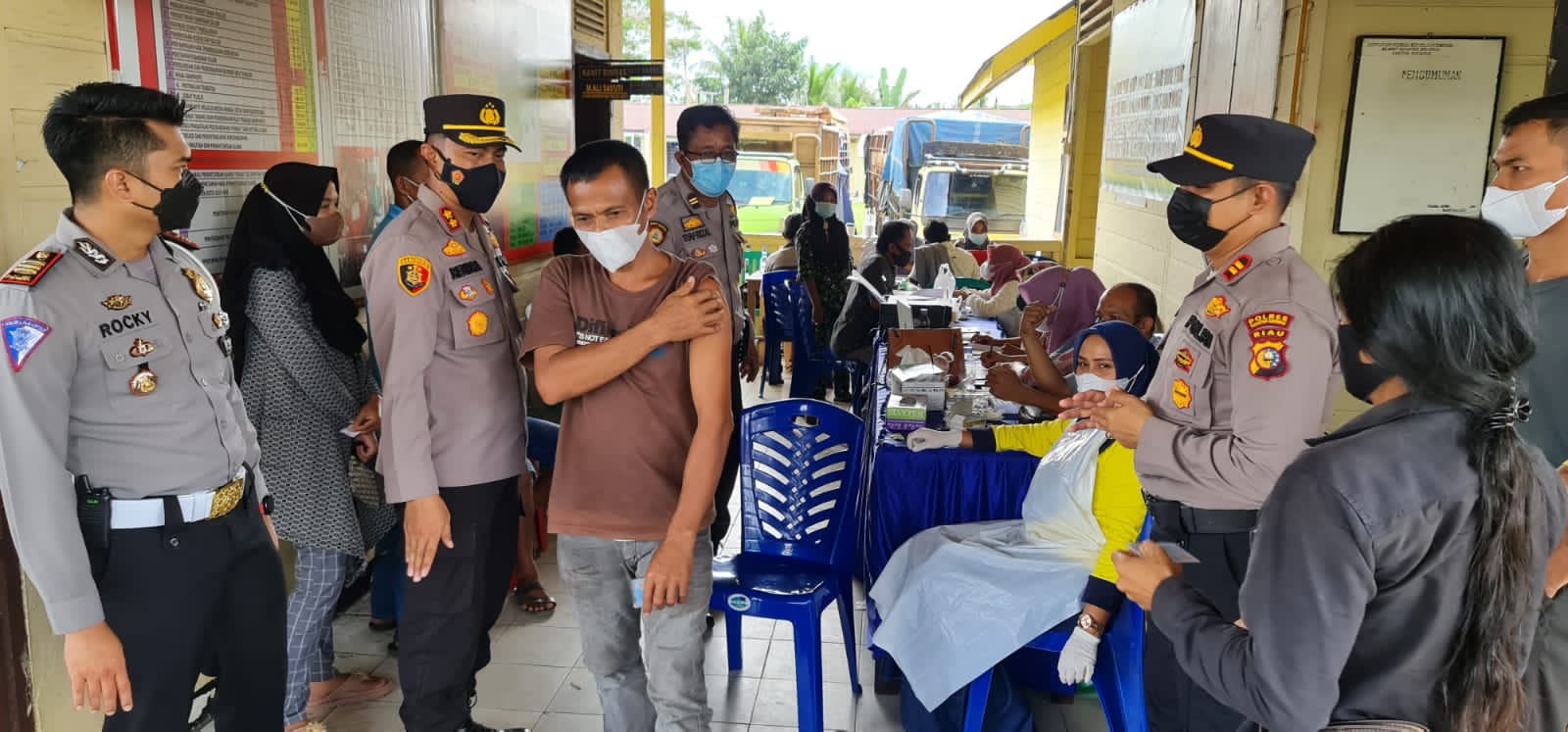Kapolres Kuansing Periksa Kartu Vaksin Pengendara di Depan Mapolsek Singingi, 138 Orang Yang Terjaring diarahkan Vaksin di Mapolsek Singingi