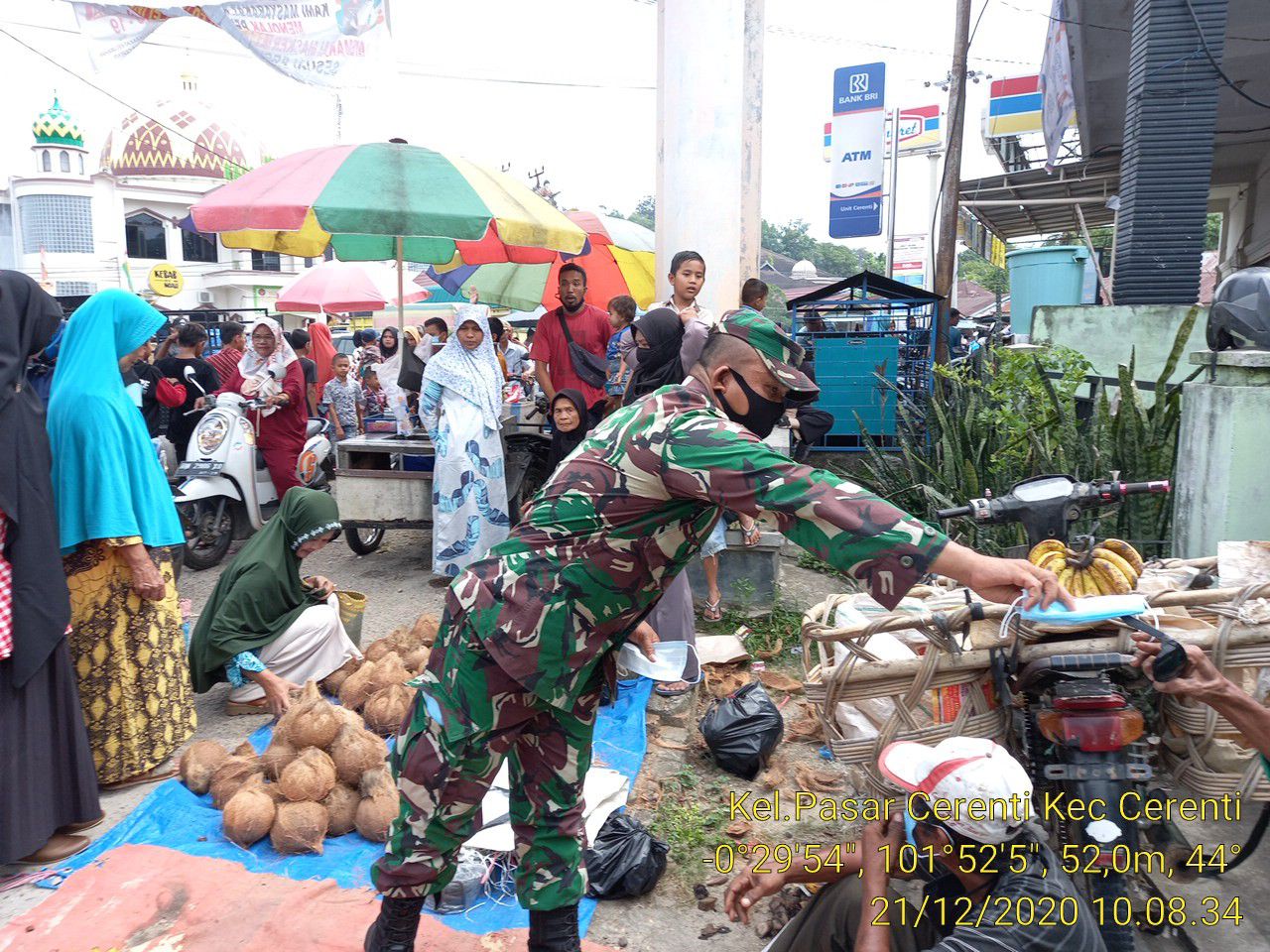 Babinsa Koramil 06/Cerenti Dim 0302/Inhu Bagikan Masker Ke Pembeli Dan Pedagang Di Pasar Tradisional Kecamatan Cerenti