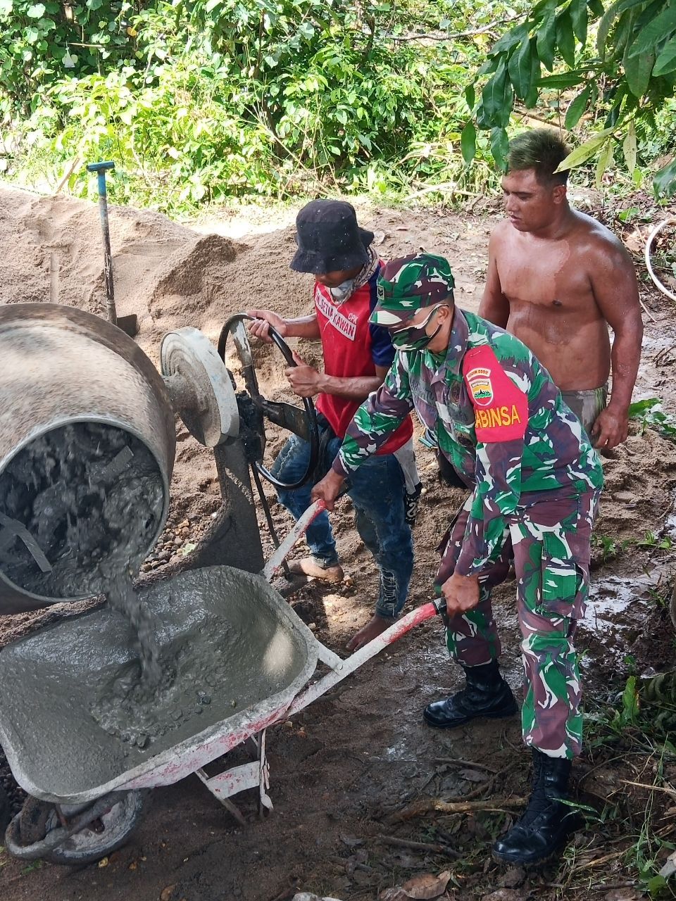 Sertu Darmanto Anggota Koramil 07/Kuantan Hilir Dim 0302/Inhu Gotong Royong Semenisasi Jalan