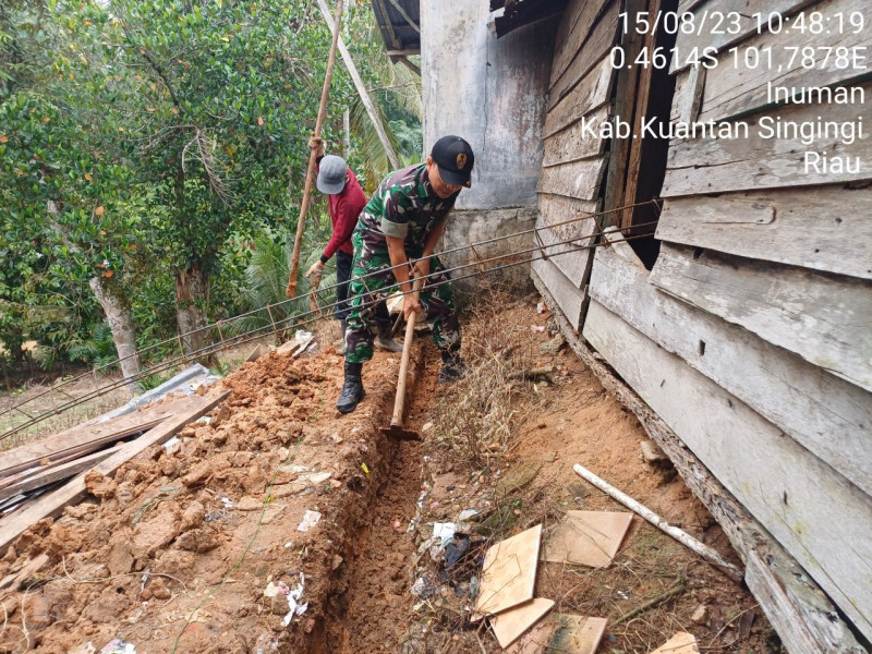 Di Desa Koto Inuman Kabupaten Kuansing, Babinsa Koramil 06/Cerenti Kodim 0302/Inhu Sertu Efison Bantu Warga Rehap Rumah Warga