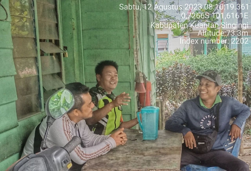 Setiap Hari Babinsa Koramil 06/Cerenti Kodim 0302/Inhu Sertu Heriyus Saputera Komsos Dengan Warga Desa Binaan