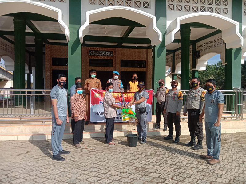 Sambut HUT Bhayangkara ke-75, Polsek Pangkalan Lesung Lakukan Bakti Sosial