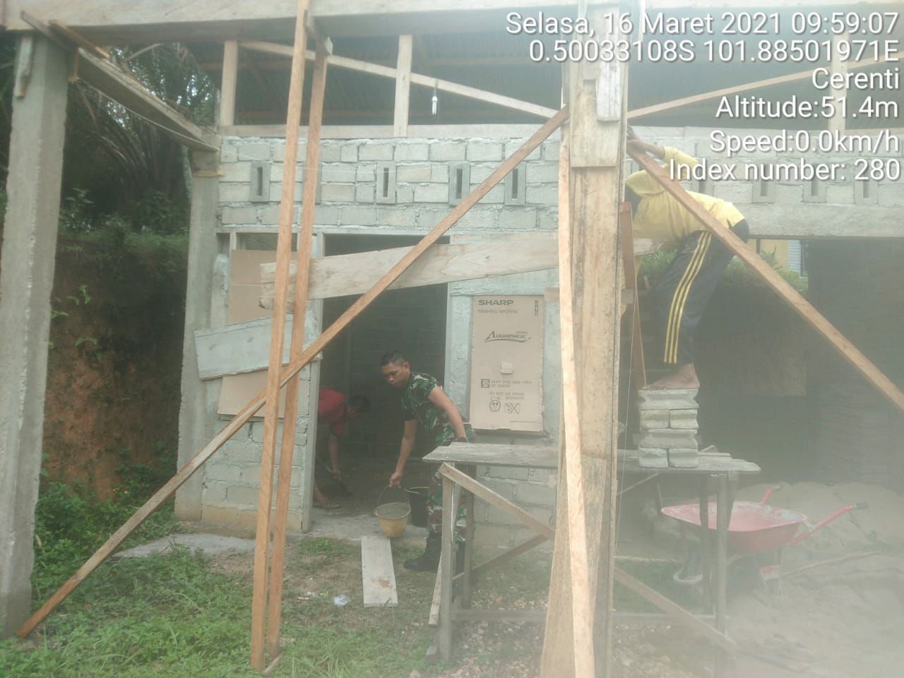 Babinsa Koramil 06/Cerenti Dim 0302/Inhu Bantu Warga Bangun Ruko Dipinggir Jalan