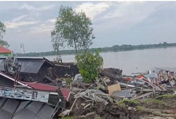 Longsor di Tembilahan Hulu, Sejumlah Rumah Jatuh ke Sungai