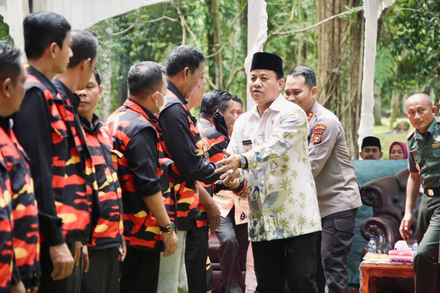 Lantik Laskar Pemuda Kenegerian Taluk Kuantan, Bupati Berharap Pemuda Kenegerian Taluk Tangkap Peluang Ekonomi
