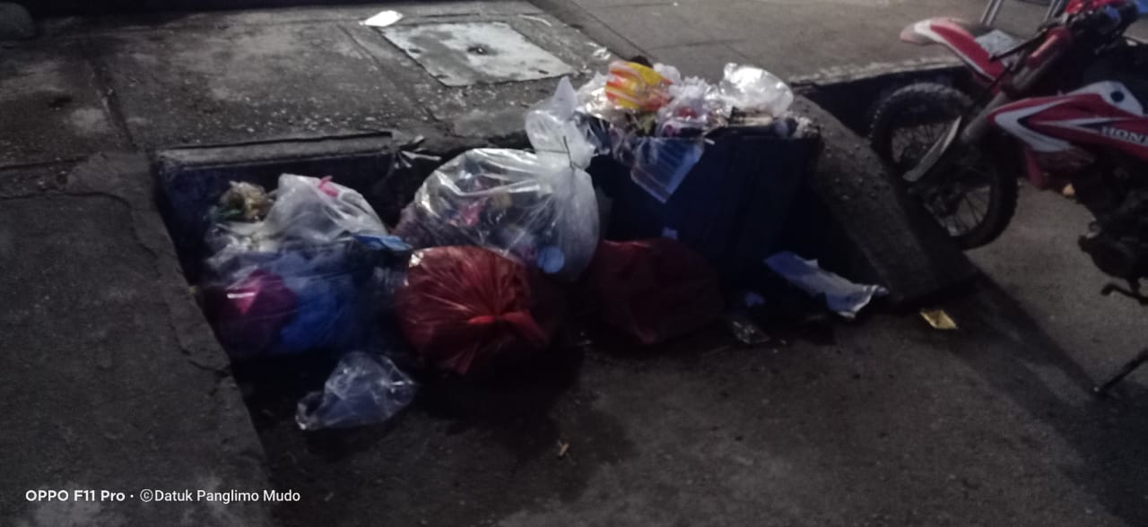 Sudah Tiga Hari Sampah Tidak Di Angkut Di Pasar Mangkrak, Timbulkan Bau Busuk