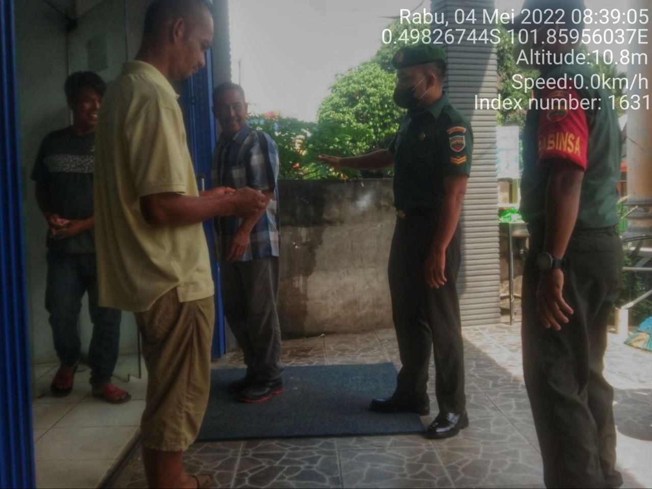 Babinsa Koramil 06/Cerenti Kodim 0302/Inhu Berikan Sosialisasi Serta Himbauan Kepada Warga Agar Patuhi Prokes Covid-19 di Kantor BRI Unit Cerenti