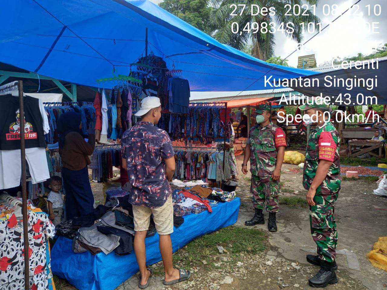 Babinsa Koramil 06/Cerenti Kodim 0302/Inhu Tegakkan Prokes Dipasar Tradisional Kecamatan Cerenti