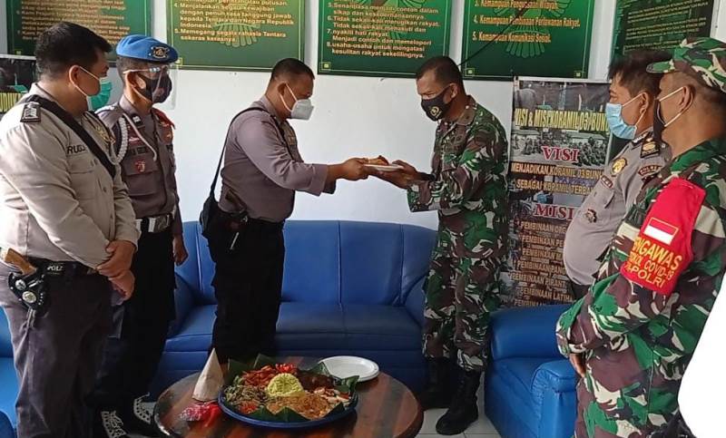 HUT TNI ke-75, Polsek Bunut Beri Kejutan kepada Koramil Bunut Kodim Kampar