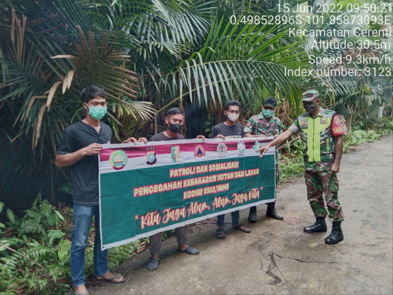 Babinsa Koramil 06/Cerenti Kodim 0302/Inhu Laksanakan Patroli Untuk Cegah Kebakaran Hutan Dan Lahan di Desa Tanjung Medan Cerenti