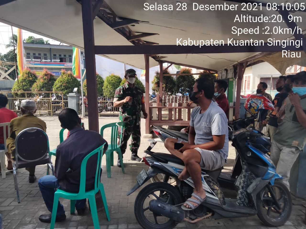 Komsos Secara Langsung Babinsa Koramil 06/Cerenti Kodim 0302/Inhu Sosialisasi Vaksinasi Serentak di Sigaruntang Kecamatan Inuman