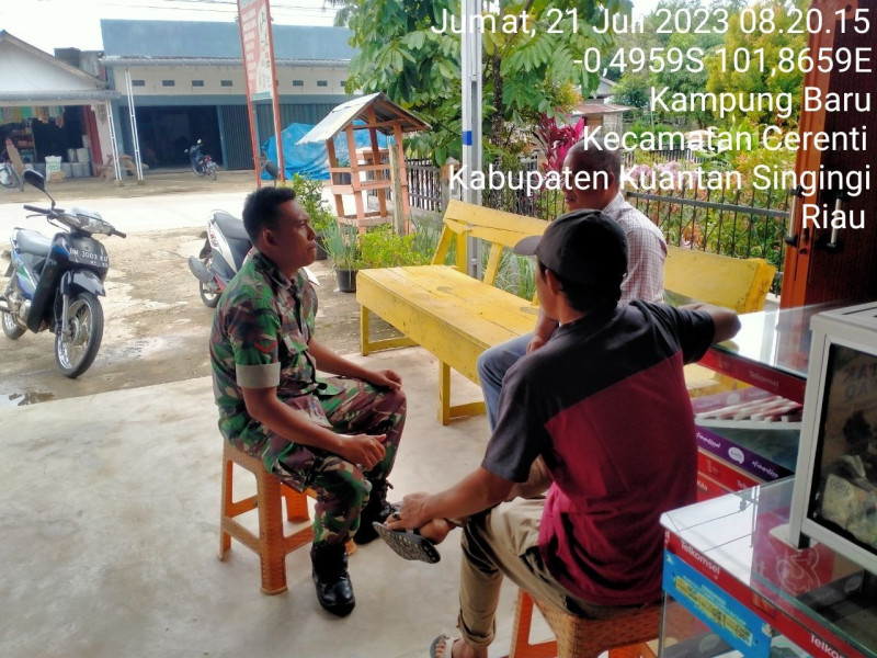 Di Kecamatan Cerenti Kabupaten Kuansing Babinsa Koramil 06/Cerenti Kodim 0302/Inhu Komsos Dengan Warga Desa Binaan
