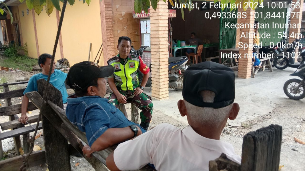 Babinsa Koramil 06/Cerenti Kodim 0302/Inhu  Melaksanakan  Komsos Bersama Masyarakat Desa Ketaping Jaya Menjelang Pemilu 2024