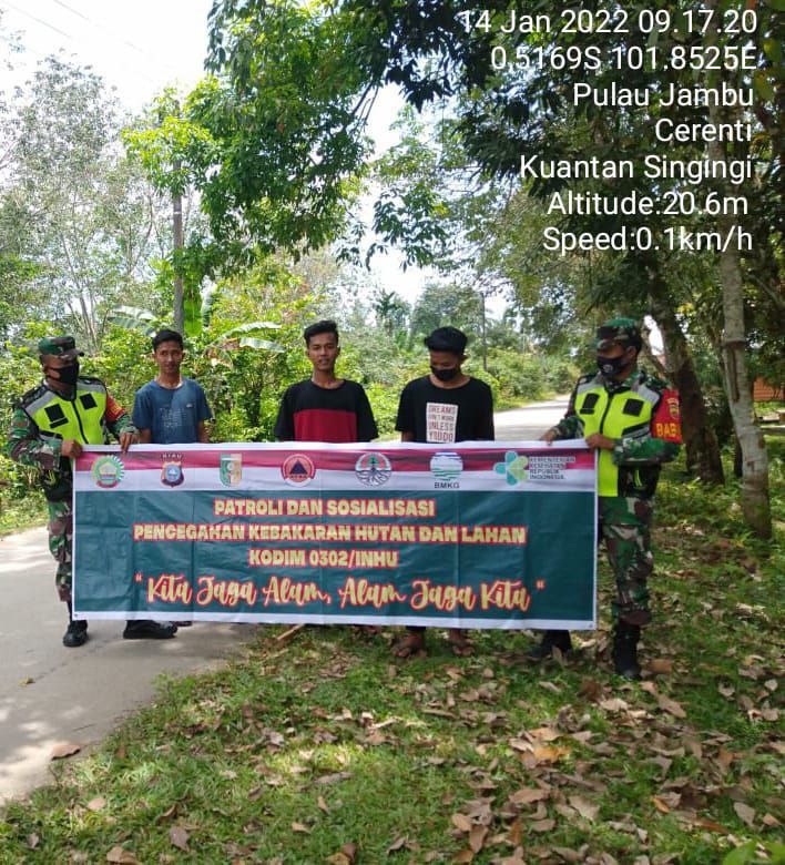 Serda Sp.Nasution Bersama Babinsa Koramil 06/Cerenti Kodim 0302/Inhu lainnya Gencarkan Sosialisasi Dialogis Dan Patroli Karlahut