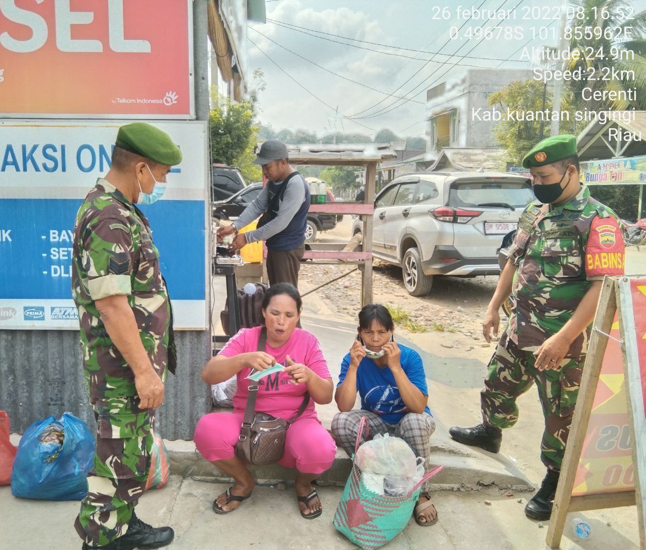 Serda Dumen Siregar Bersama Babinsa Koramil 06/ Cerenti  Kodim 0302/ Inhu Lainnya Menghimbau Masyarakat Akan Pentingnya Penegakan Protokol Kesehatan