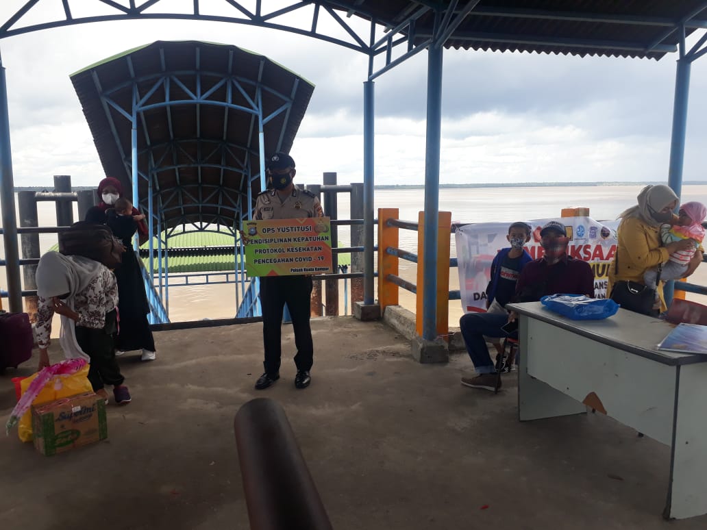 Anggota Polsek Kuala Kampar Gelar Razia Masker di Pelabuhan Penyalai Teluk Dalam