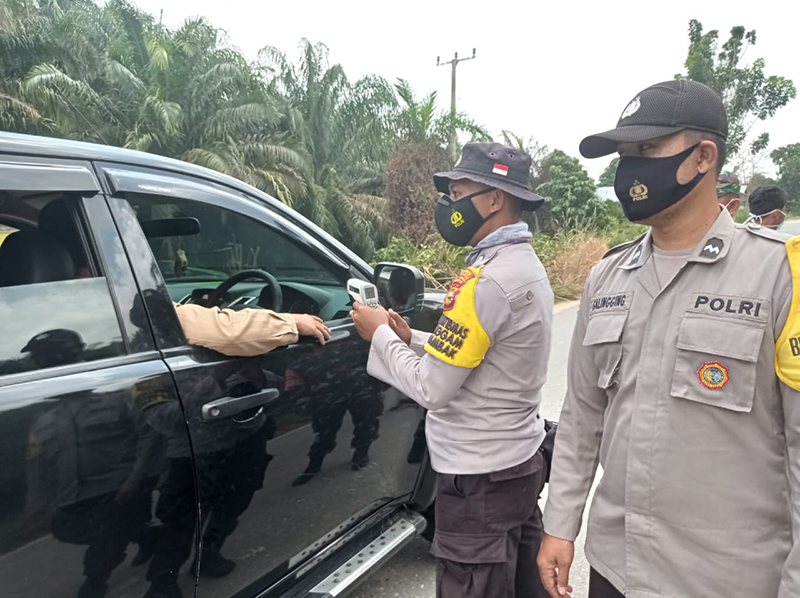 Personel Polisi Langgam Optimalkan Razia Masker di Pos PPKM