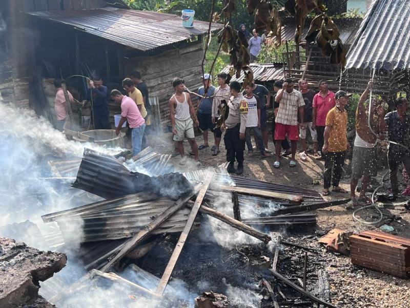 Rumah Warga di Kampar Ludes Terbakar, Polisi Selidiki Penyebabnya