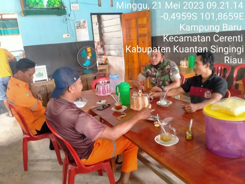 Babinsa Koramil 06/Cerenti Kodim 0302/Inhu Komsos Dengan Warga Desa Binaan Desa Kampung Baru Kecamatan Cerenti Kabupaten Kuansing