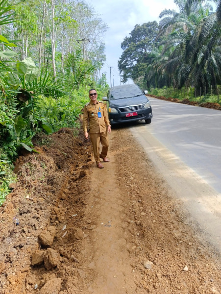 Ruas Jalannya Di Rawat Pemkab;  Warga Desa Geringging Puji Kepedulian Bupati Suhardiman