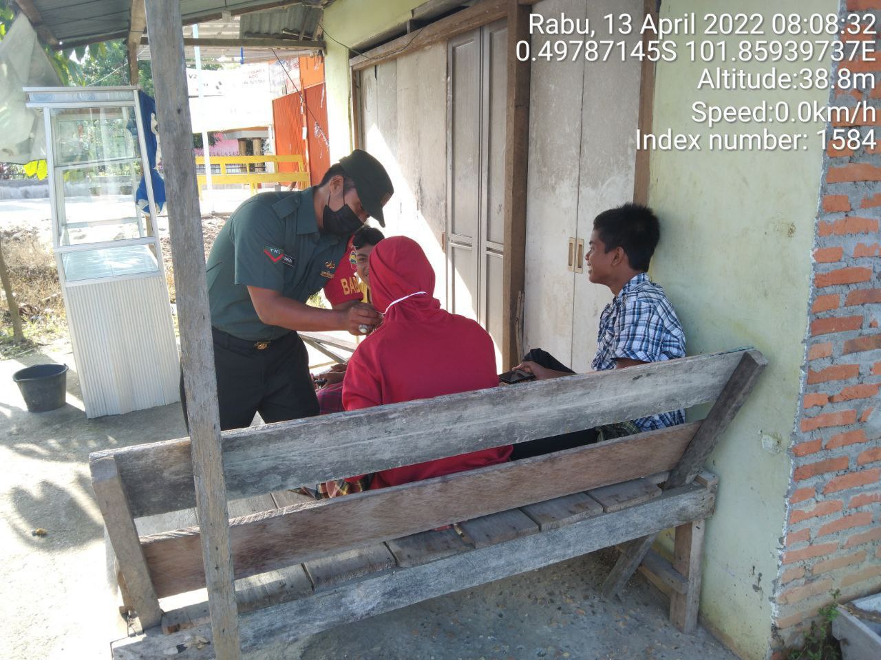 Babinsa Koramil 06/ Cerenti  Kodim 0302/Inhu  Bagikan Masker  Kepada Anak-anak Remaja