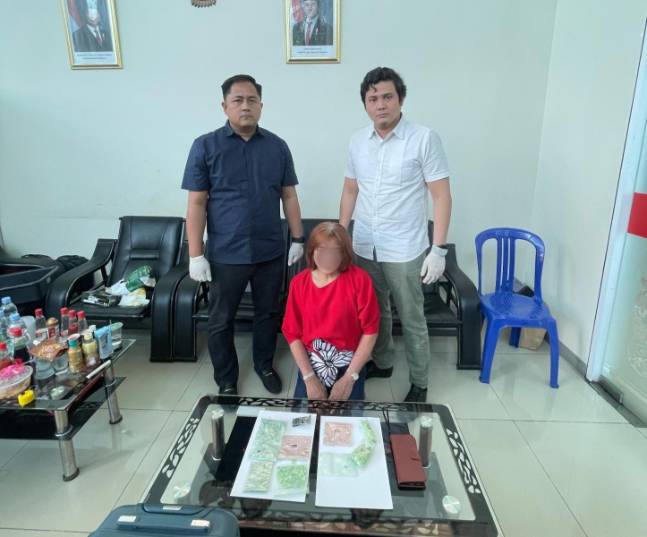 Sembunyikan Ekstasi di Bra dan Celana, Wanita dari Malaysia Ditangkap di Bandara Pekanbaru