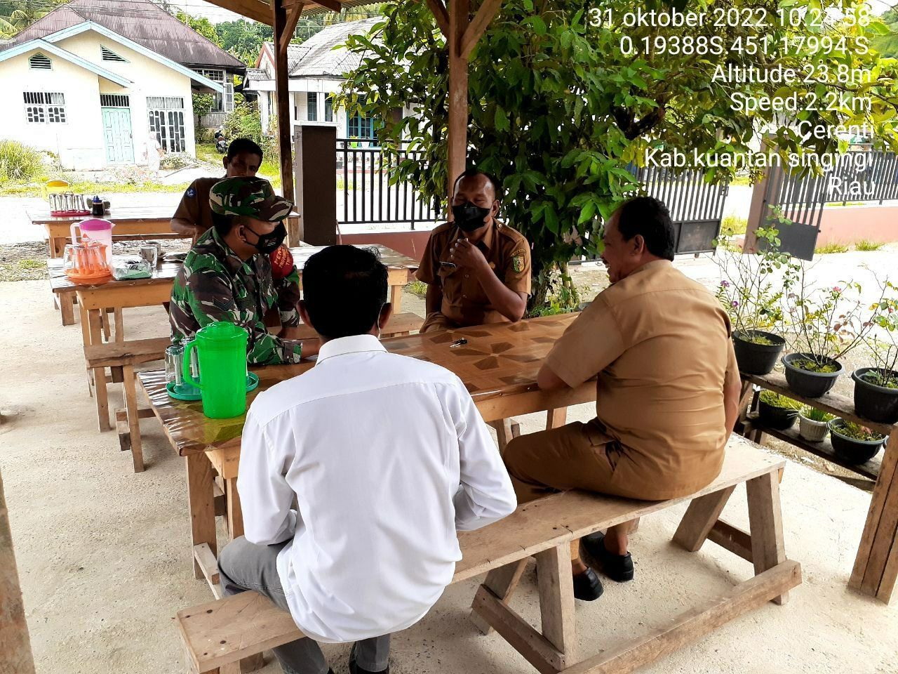 Babinsa Koramil 06/Cerenti Kodim 0302/Inhu, Di Desa Kampung Baru Koto Komsos Dengan Warga Binaan Memberikan Pengertian Untuk Selalu Menjaga Protokol Kesehatan