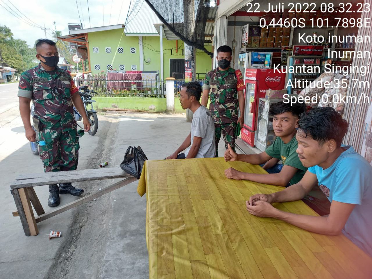 Babinsa Koramil 06/Cerenti Kodim 0302/Inhu Sambangi Warga Binaan Babinsa Selalu Ingatkan Warga Untuk Tidak Kendor Dengan Anjuran Prokes Covid-19 di Pasar Inuman dan Koto Inuman